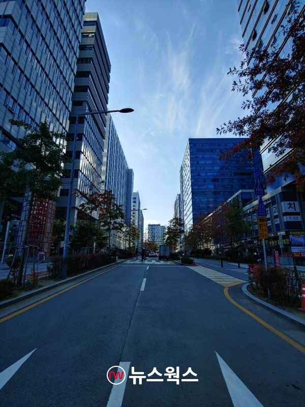 서울 송파구 문정동 법조타운 일대, 가운데 도로를 따라 지식산업센터가 줄 지어 서 있다.