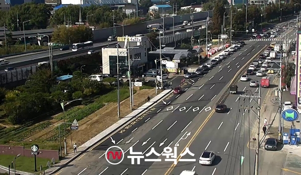 용인시 기흥구 보라동 한국민속촌 인근 통미마을삼거리~스타벅스 구간 차로가 확장(왼쪽 부분)되어 있다.(사진제공=용인시)