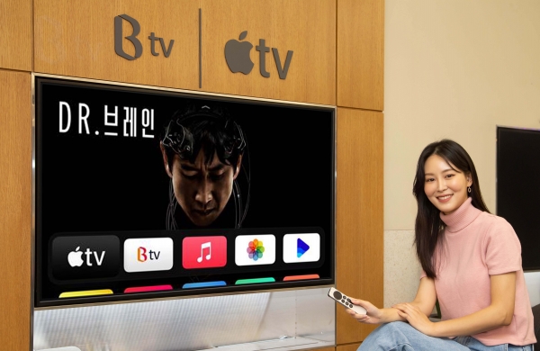 SK브로드밴드를 통해 Apple TV 4K를 구입·설치한 고객이 콘텐츠를 즐기고 있다.고객은 B tv 앱을 통해 실시간 채널, VOD 서비스를 즐기거나 Apple TV+, 웨이브 등 다양한 동영상 서비스도 이용할 수 있다.