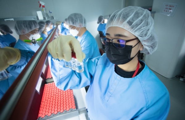 SK바이오사이언스 직원들이 코로나19 백신을 검수하고 있다. (사진제공=SK바이오사이언스)