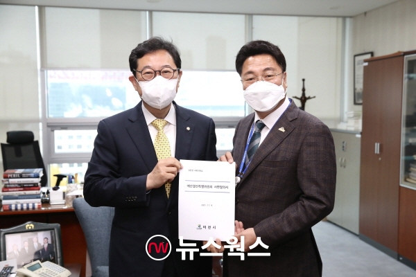 엄태준(오른쪽) 이천시장이 김한정(왼쪽) 의원에게 이천시 숙원예산 건의서를 전달하고 있다. (사진제공=이천시) 