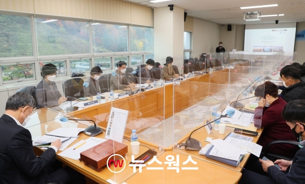 11월9일 출범한 ‘용인시환경교육위원회’가 첫 회의를 열고 있다.(사진제공=용인시)