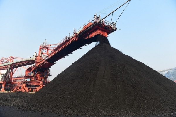 중국의 한 석탄광산에서 채굴한 석탄은 선별하고 있다. (사진=사우스차이나모닝포스트 캡처)