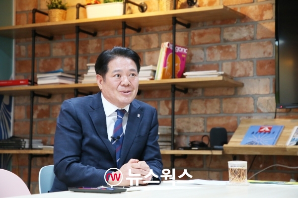 최대호 안양시장이 인터뷰에 참석해 안양시의 민선7기 주요 성과에 대해 설명하고 있다.(사진제공=안양시)