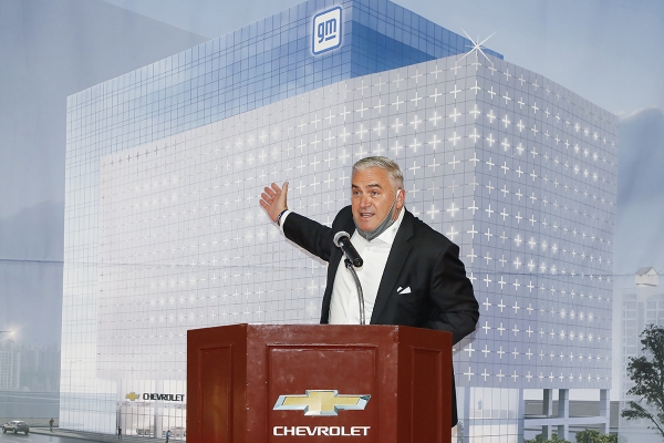 스티브 키퍼 GM 수석부사장이 11일 대규모 투자를 동반한 재건축 계획을 발표한 쉐보레 서울서비스센터를 방문해 연설하고 있다. (사진제공=한국지엠)