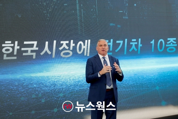 12일 GM의 한국 디자인 센터에서 진행된 'GM 미래 성장 미디어 간담회'에서 스티브 키퍼 GMI 사장이 연설하고 있다. (사진제공=한국지엠)
