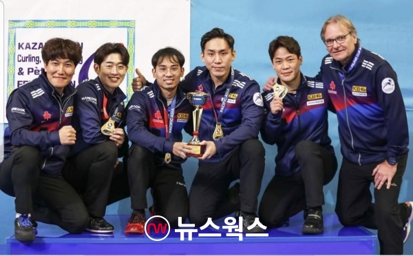 ’2021 아시아태평양 컬링선수권대회(PACC)‘에서 우승, 2연패를 달성한 경북체육회 남자컬링팀이 기쁨을 만끽하고 있다. (사진제공=경북체육회)