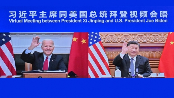 조 바이든 미국 대통령과 시진핑 중국 국가주석이 16일 온라인으로 정상회담을 하고 있다. (사진=중화인민공화국 중앙인민정부 홈페이지)