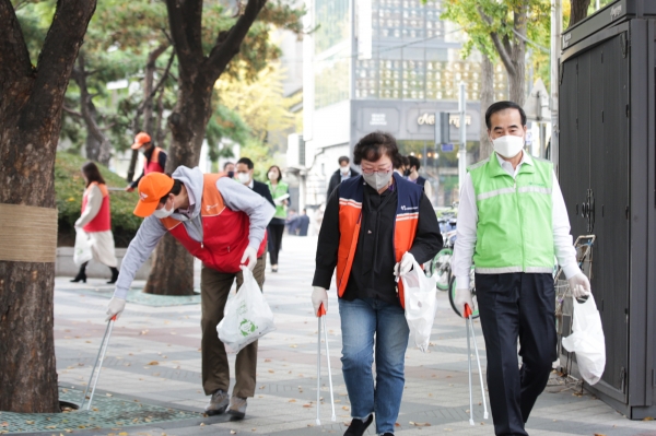 SK이노베이션, 도로교통공단, 한국중앙자원봉사센터가 업무협력을 체결한 후, 참석자들이 광화문 일대에서 '산해진미 플로깅' 봉사활동을 하고 있다. (사진제공=SK이노베이션)
