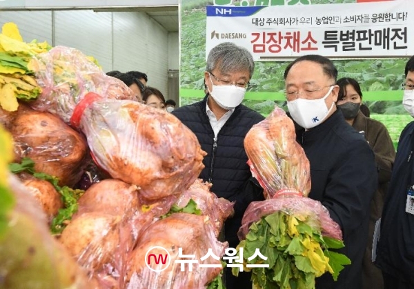 홍남기 부총리가 17일 서울 양재 하나로마트를 방문해 농수축산물 가격, 수급 동향을 파악하고 있다. (사진제공=기획재정부)