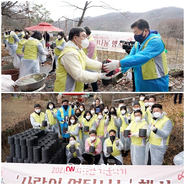 신동헌 시장이 무한돌봄센터 봉사자들과 함께 인간 띠를 만들어 연탄을 배달하고 있다. (사진제공=광주시)