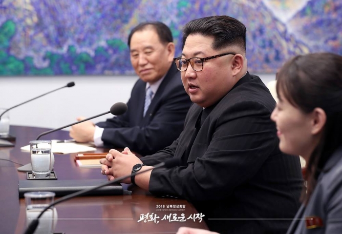 27일 오전 판문점 평화의 집에서 열린 남북정상회담에서 김정은 북한 국무위원장이 기조 발언을 하고 있다. <사진=청와대>