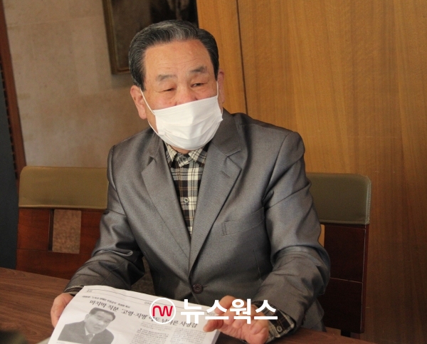 '서울역 노숙인 자활센터' 운영자인 최성원 목사는 지난 1일 서울 중구 모처에서 열린 뉴스웍스와의 인터뷰에서 자신이 게재된 타사의 신문을 펼쳐 보이며 노숙자들을 도와줄 것을 당부하고 있다. (사진=원성훈 기자)