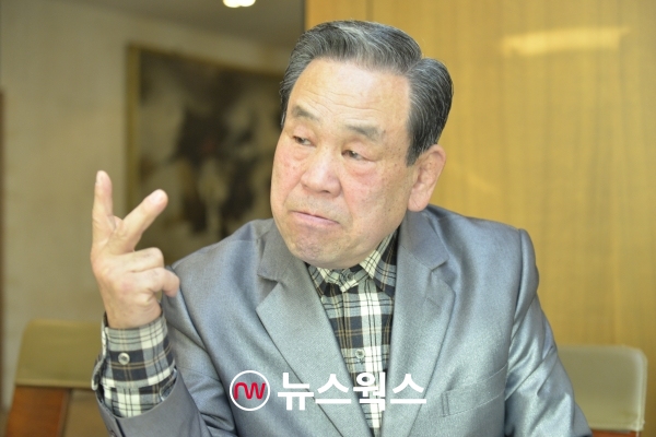 '서울역 노숙인 자활센터' 운영자인 최성원 목사는 지난 1일 서울 중구 모처에서 열린 뉴스웍스와의 인터뷰에서 손가락을 펼쳐보이는 제스처를 쓰면서 노숙자들의 삶에 대해 열변을 토하고 있다. (사진=원성훈 기자)