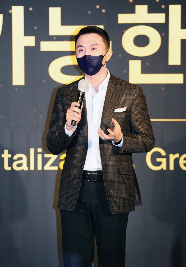 손루원 한국화웨이 CEO가 8일 서울 종로구 포시즌스 호텔에서 열린 '지속가능한 동반성장: 디지털화, 친환경 그리고 인재' 주제의 행사에서 발표를 하고 있다. (사진제공=한국화웨이)