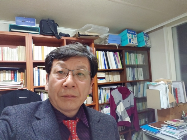 박태순 '미디어로드' 소장이 자신의 서재에서 포즈를 취하고 있다. (사진제공=박태순 소장)