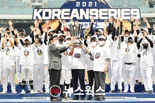 지난 11월18일 한국시리즈 우승한 kt wiz와 함께 염태영(앞줄 오른쪽) 수원시장이 우승컵을 들어보이고 있다(사진제공=수원시)