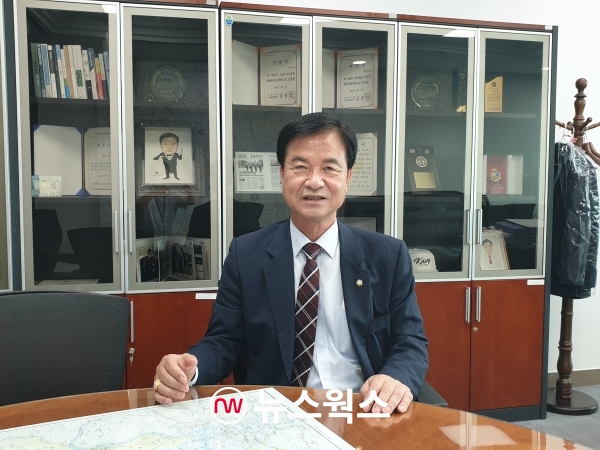 최춘식 국민의힘 의원이 지난해 8월 25일 국회의원회관 사무실에서 열린 뉴스웍스와의 인터뷰에서 미소를 짓고 있다. (사진=원성훈 기자)