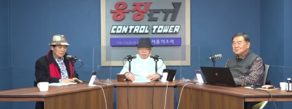 백은종(가운데) 서울의소리 대표가 13일 '서울의소리' 유튜브 방송을 진행하고 있다. (사진=서울의소리 유튜브 캡처)