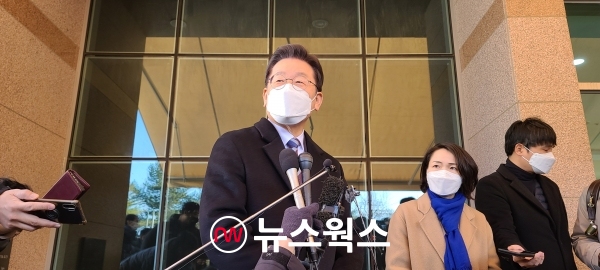 이재명 후보가 속초 조양감리교회 예배를 마친 후 기자들과 이야기를 나누고 있다. (사진=원성훈 기자)