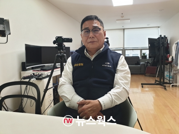 황경구 애국순찰팀 단장이 19일 뉴스웍스와의 인터뷰에서 단정하게 앉아서 포즈를 취하고 있다. (사진=원성훈 기자)