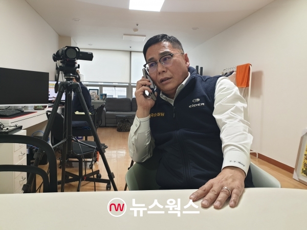 황경구 애국순찰팀 단장이 지난 19일 서울 마포구 소재 그의 사무실에서 시민활동을 내보낸 팀원과 전화 통화를 하고 있다. (사진=원성훈 기자)