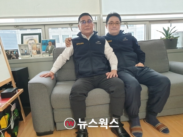 황경구 애국순찰팀 단장과 애국순찰팀에서 취재 및 편집 등을 담당하고 있는 이승현 국장이 지난 19일 서울 마포구 소재 사무실에서 다정하게 어깨동무를 하고 미소를 짓고 있다. (사진=원성훈 기자)