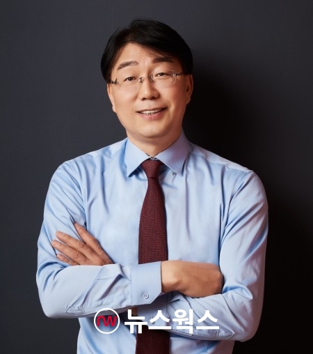 강경식 도당 부위원장이 뉴스웍스와 인터뷰 중 포즈를 취하고 있다(사진=최윤희 기자)