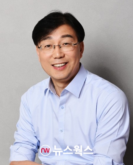 인터뷰 중 포즈를 취하고 있다