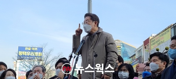 이재명 민주당 대선후보가 지난 23일 경기도 평택시 평택역 광장에서 자신의 지지자들 앞에서 연설하고 있다. (사진=원성훈 기자)