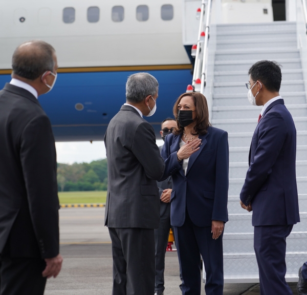 카멀라 해리스 미국 부통령이 싱가포르에 도착, 싱가포르 관계자들의 영접을 받고 있다. (사진=카멀라 해리스 공식 트위터 캡처)<br>