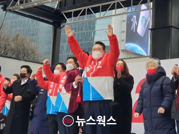 윤석열(오른쪽 세 번째) 국민의힘 대선후보가 15일 서울 청계광장에서 열린 '출정식'에서 두 팔을 들고 지지자들의 환호에 응답하고 있다. (사진=원성훈 기자)