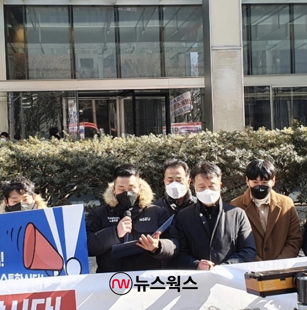 이현국(왼쪽 두 번째) 전국삼성전자노조 비상대책위원장이 16일 열린 '삼성전자노조 조정 중지에 대한 입장 발표' 기자회견에서 발언하고 있다. (사진=전다윗 기자)