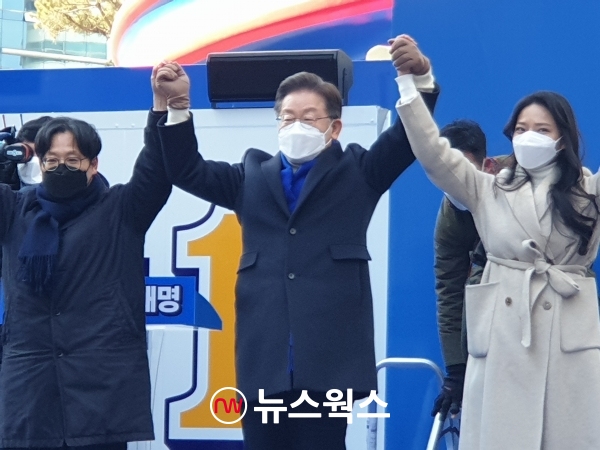 이재명(가운데) 민주당 대선 후보가 17일 서울 광화문 청계광장 유세에서 찬조연설을 나온 청년들의 손을 잡고 만세를 부르고 있다. (사진=원성훈 기자)