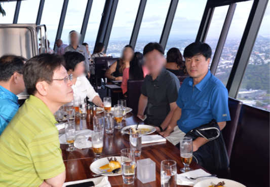 지난 2015년 1월 7일 이재명(왼쪽 앞 첫 번째) 당시 성남시장과 고(故) 김문기 씨(오른쪽 앞 첫 번째) 등이 뉴질랜드 오클랜드 스카이타워 전망대에서 식사를 하고 있다. (사진제공=국민의힘 권성동·김은혜 의원실)