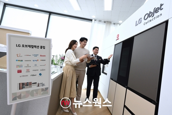 모델들이 서울시 강서구에 있는 LG전자 베스트샵 강서본점에서 LG 오브제컬렉션 클럽을 체험하고 있다. (사진제공=LG전자)