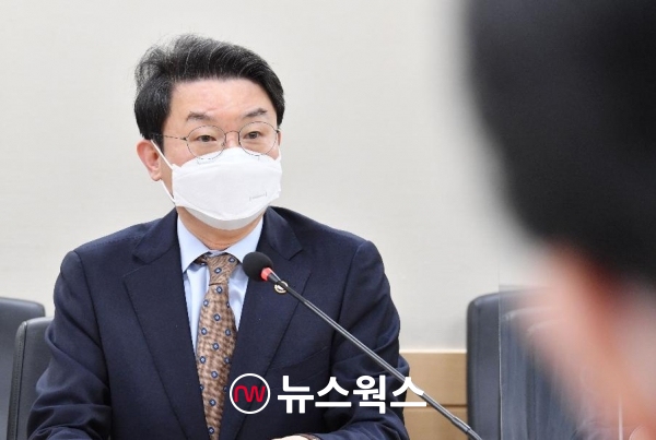 이억원 기획재정부 차관이 4일 정부서울청사에서 열린 '제8차 경제안보 핵심품목 TF 겸 제11차 우크라이나 사태 비상대응 TF 회의'를 주재하고 있다. (사진제공=기획재정부)