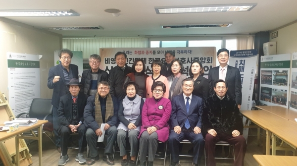 민소현(앞줄 오른쪽 세 번째) 한국요양보호사중앙회장. (사진=한국요양보호사중앙회 홈페이지 캡처)