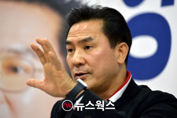 지난 21일 서울 영등포시장로터리 영미빌딩 3층에 위치한 그의 선거사무실에서 만난 양창호 국민의힘 영등포구청장 예비후보는 손으로 제스처를 써가면서 영등포의 현앙을 설명했다. (사진=서울시의회 기자단)