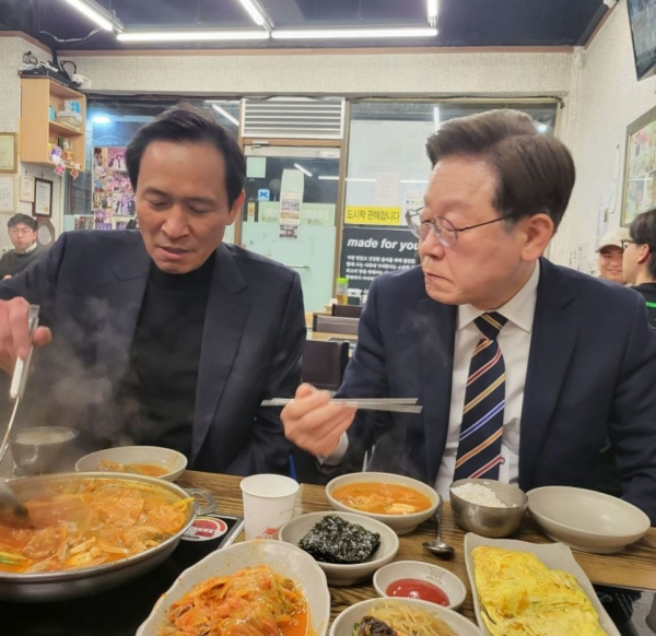 우상호(왼쪽) 민주당 의원이 이재명 민주당 고문과 식사를 하고 있다. (사진=우상호 의원 페이스북 캡처)