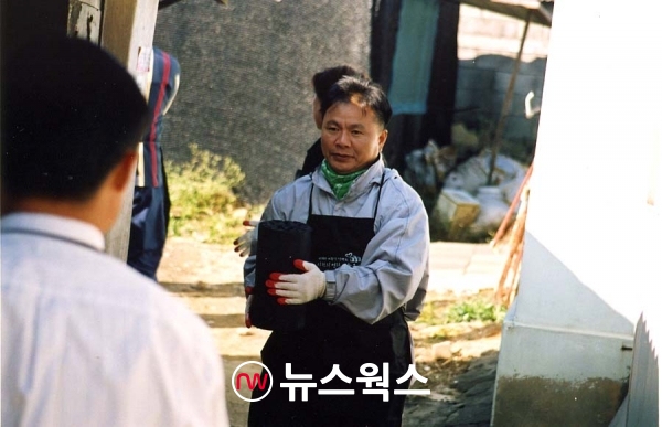 국민의힘 구경서 하남시장 예비후보가 연탄 배달 봉사활동을 하고 있는 모습.(사진제공=구경서 예비후보 선거사무소)