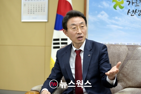 권택환 한국교총 37대 회장직무대행이 지난 13일 서울 서초구 우면동 한국교총내의 그의 사무실에서 열린 인터뷰에서 제스처를 써가며 열변을 토하고 있다. (사진=원성훈 기자)