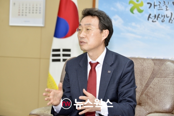 권택환 한국교총 37대 회장직무대행이 지난 13일 서울 서초구 우면동 한국교총내의 그의 사무실에서 진행된 인터뷰에서 교육에 대한 자신의 간절한 마음을 드러내고 있다. (사진=원성훈 기자)