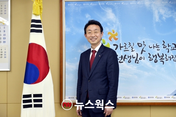 권택환 한국교총 37대 회장직무대행이 지난 13일 서울 서초구 우면동 한국교총내의 그의 사무실에서 열린 인터뷰 직후 한국교총의 캐치프레이즈가 적혀있는 벽면을 배경으로 포즈를 취하고 있다. (사진=원성훈 기자)