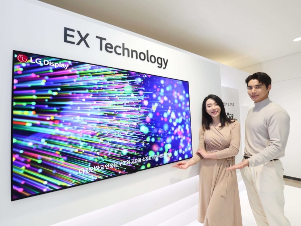 LG디스플레이 모델이 차세대 TV 패널 'OLED.EX'를 소개하고 있다. (사진제공=LG디스플레이)