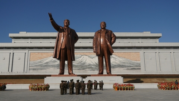 김일성·김정은 동상을 참배하는 북한 사람들 (사진=픽사베이)