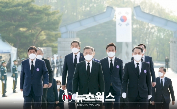 문재인(앞줄 왼쪽 두 번째) 대통령이 19일 오전 서울 강북구 국립 4·19 민주묘지를 참배하고 있다. (사진=청와대 공식 페이스북 캡처)