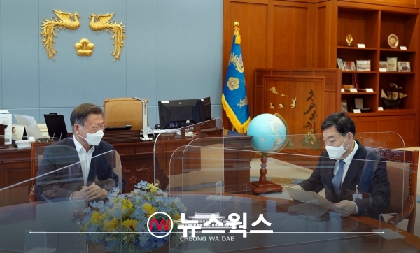 김오수(오른쪽) 검찰총장이 지난 18일 청와대에서 문재인 대통령과 면담을 하고 있다. (사진=청와대 공식 페이스북 캡처)