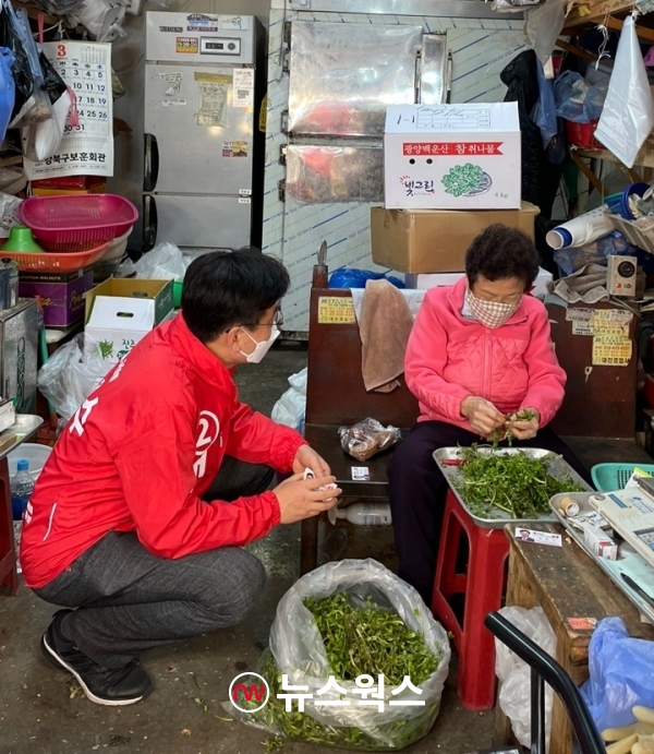 강북구 관내의 재래시장을 찾아 상인들의 고충을 듣고 있는 배봉수 국민의힘 강북구청장 예비후보. (사진=원성훈 기자)