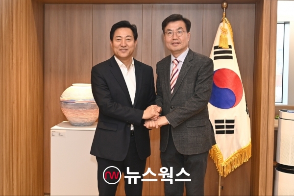 오세훈(왼쪽) 서울시장을 만나 환하게 웃고 있는 배봉수 국민의힘 강북구청장 에비후보. (사진=원성훈 기자)